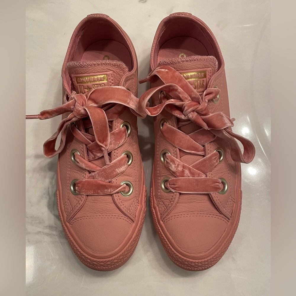 Converse LEATHER with VELVET laces women’s 8